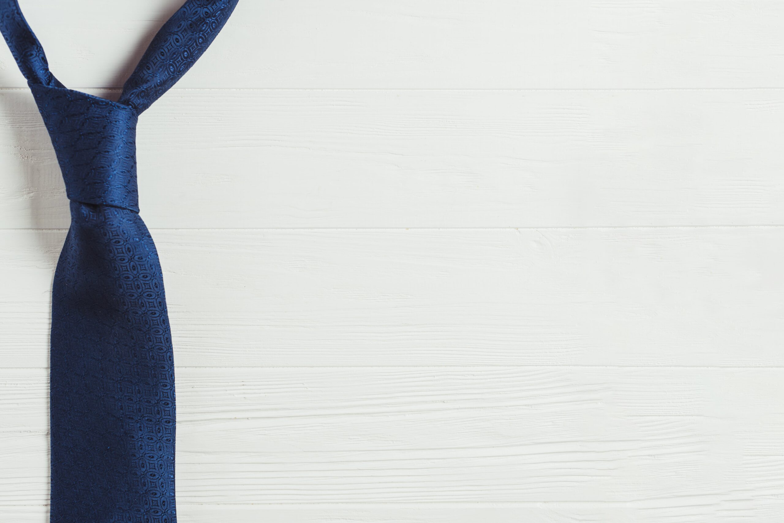 Jak wybrać idealny krawat i akcesoria męskie, by zyskać profesjonalny wizerunek?