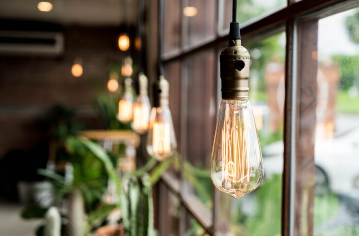 Oświetlenie ścieżek ogrodowych w Warszawie – klucz do bezpiecznego i stylowego ogrodu