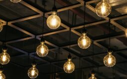 Oświetlenie ścieżek ogrodowych Warszawa – dlaczego warto je mieć?