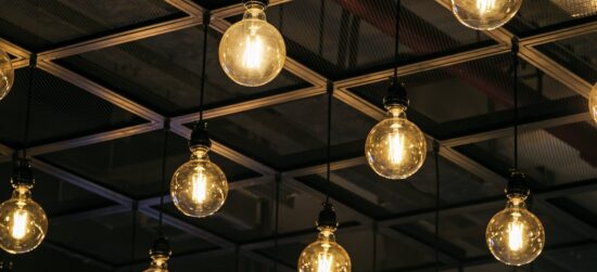 Oświetlenie ścieżek ogrodowych Warszawa – dlaczego warto je mieć?