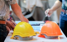 Odzież i obuwie BHP w Krośnie – jak wyposażyć pracowników?