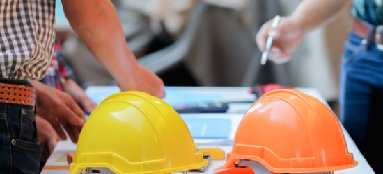 Odzież i obuwie BHP w Krośnie – jak wyposażyć pracowników?