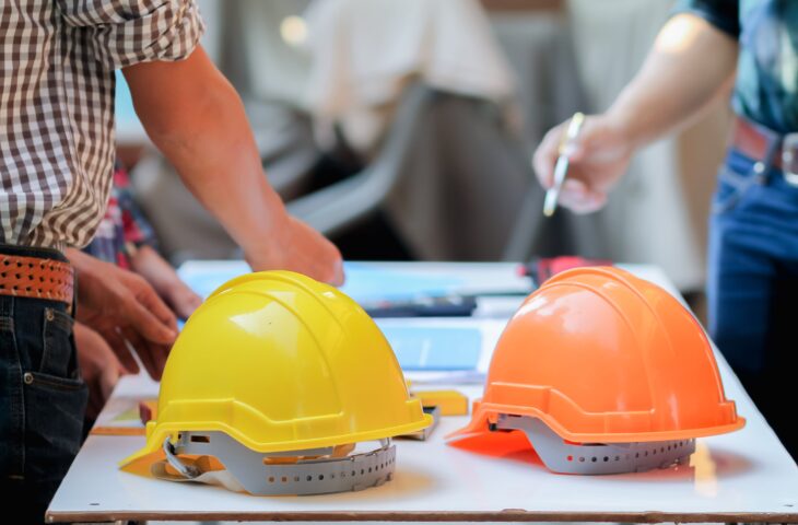 Odzież i obuwie BHP w Krośnie – jak wyposażyć pracowników?